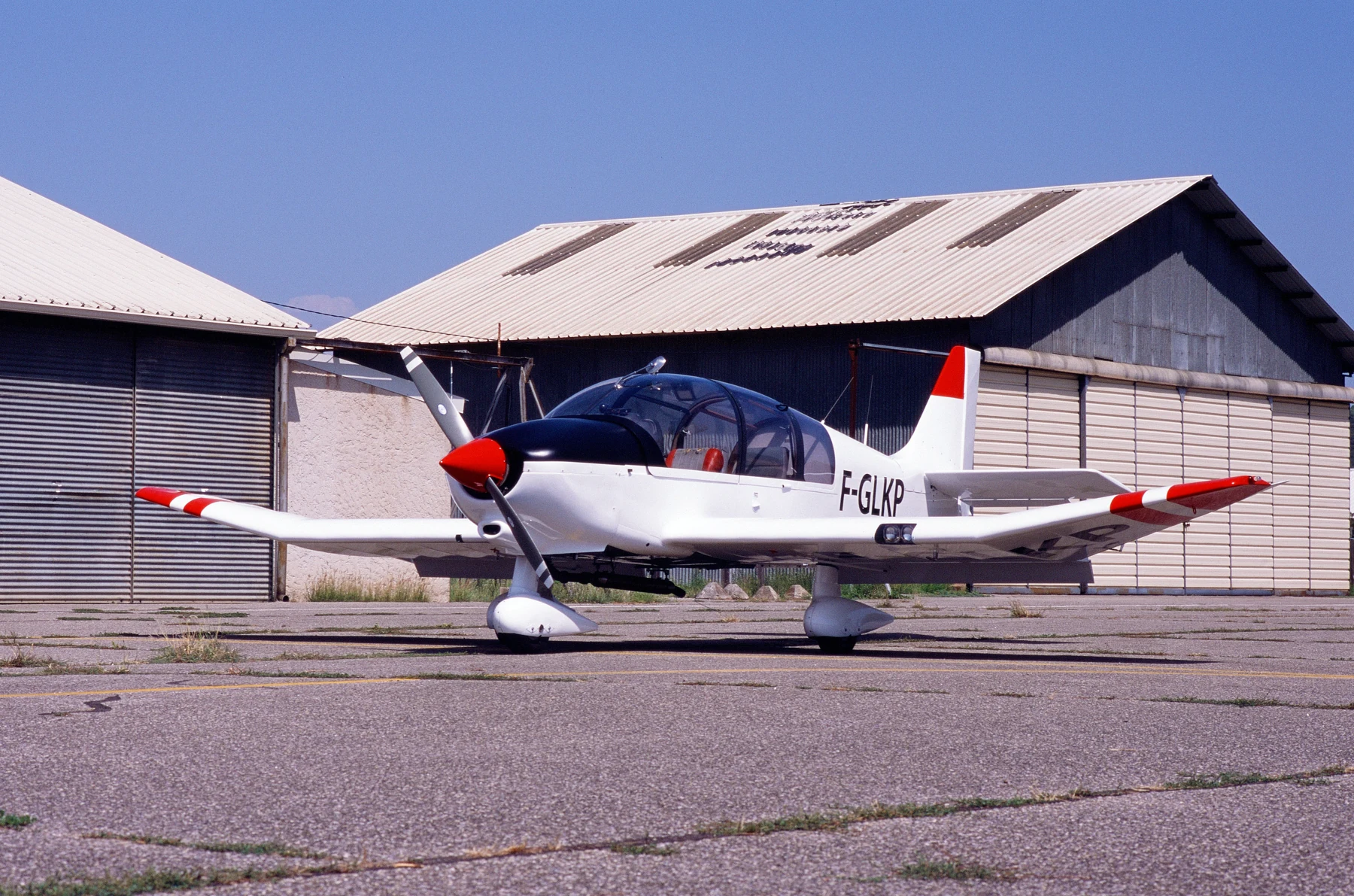 Le F-GLKP à l’extérieur du hangar FGS, après le chantier.